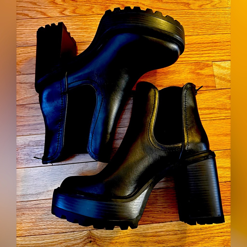 Black Chelsea Kamora platform Bootie